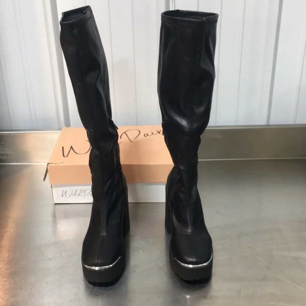 New WB Woman’s Wild Pair Black Knee-High Boots